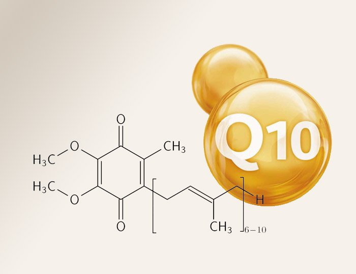 Imagen conceptual que muestra la fórmula química de la Coenzima Q10 con una representación estilizada de cápsulas doradas con "Q10" escrito en ellas.