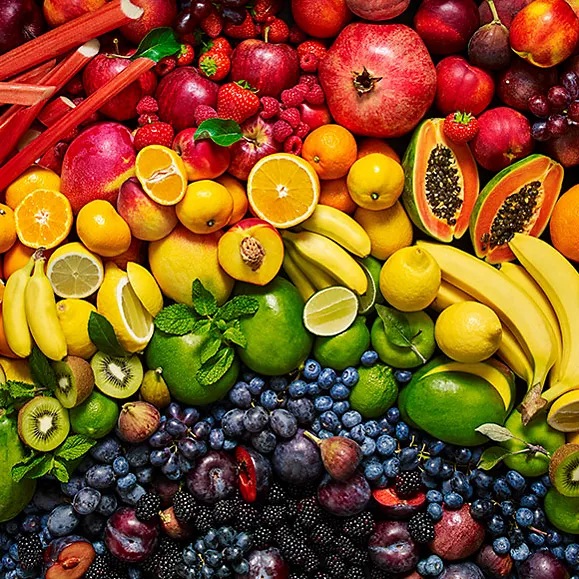 Abundancia de frutas frescas variadas en un montaje colorido.