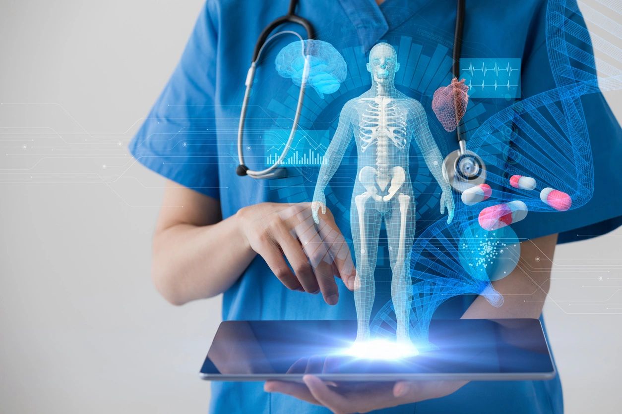 Profesional de la salud utilizando tecnología avanzada para visualizar la anatomía humana.