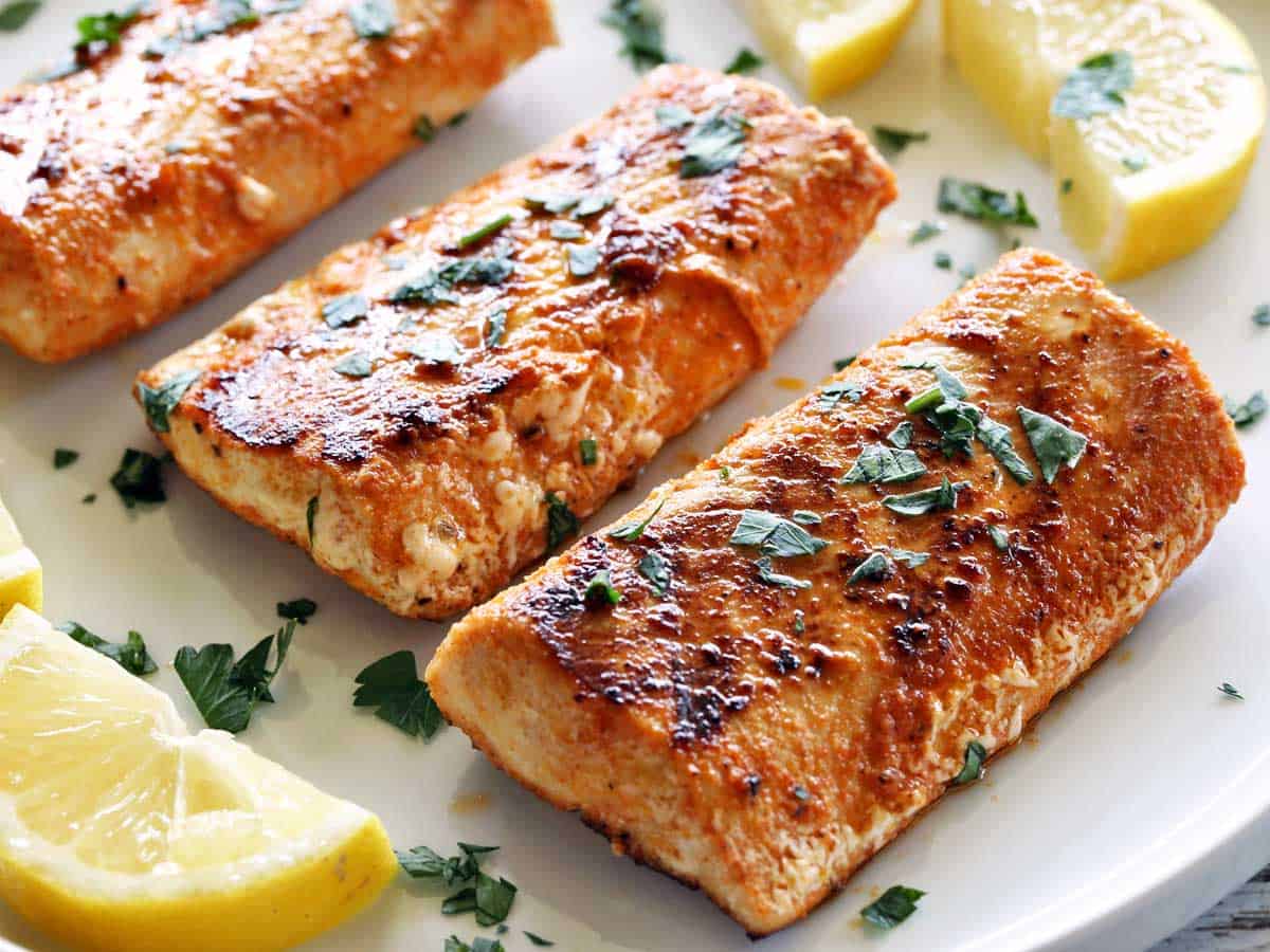 Filetes de salmón asados ​​aderezados con hierbas y limón.