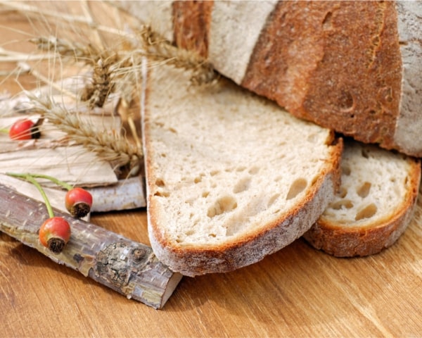 Rebanadas de pan de sobre una tabla de madera.