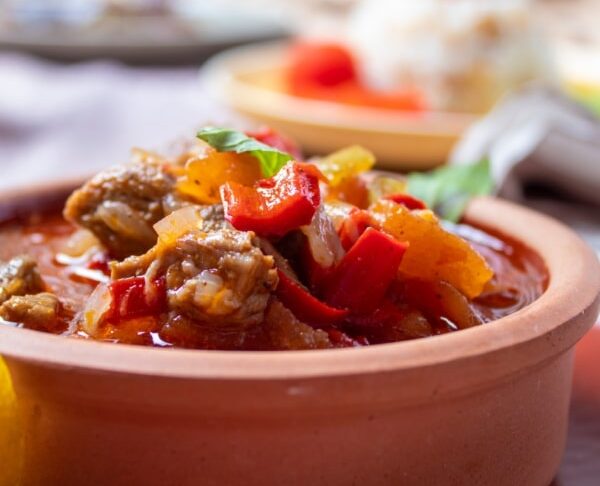 Olla con carne y vegetales.