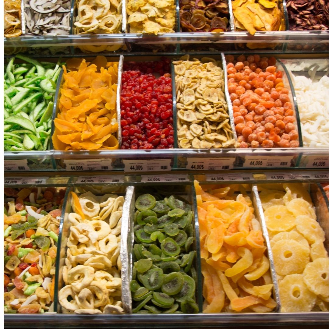 Variedad de frutas deshidratadas exhibidas en un mercado.