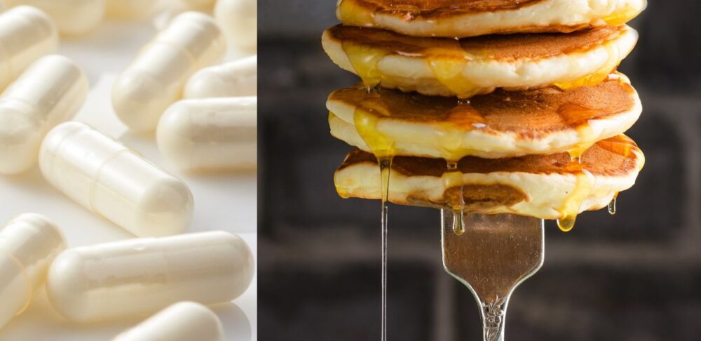 Comparación visual de cápsulas blancas de enzimas para el gluten junto a una torre de pancakes con miel goteando.