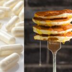 Comparación visual de cápsulas blancas de enzimas para el gluten junto a una torre de pancakes con miel goteando.