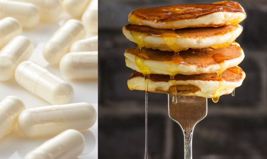 Comparación visual de cápsulas blancas de enzimas para el gluten junto a una torre de pancakes con miel goteando.