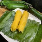 Dos guanimes tradicionales puertorriqueños servidos sobre hojas de plátano.